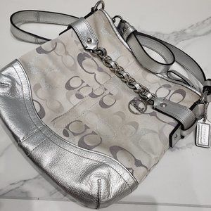 Signature Coach crossbody - Authentic silver